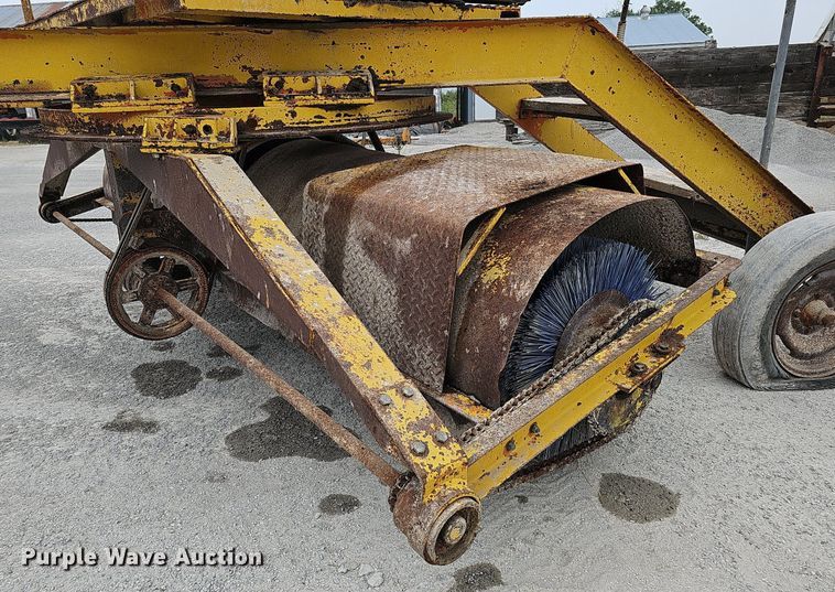 image for item DQ0302 Henke VB10  pull type sweeper