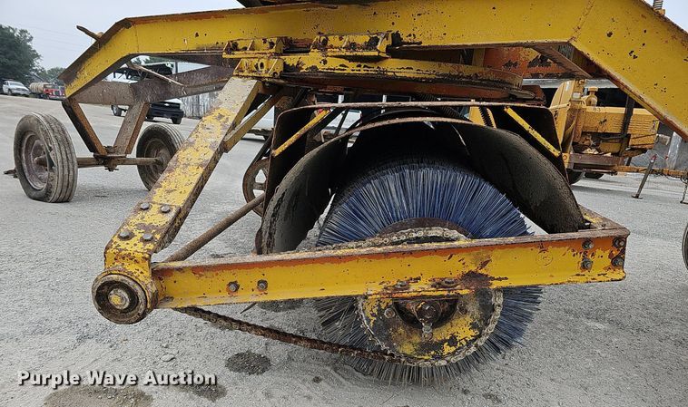 image for item DQ0302 Henke VB10  pull type sweeper