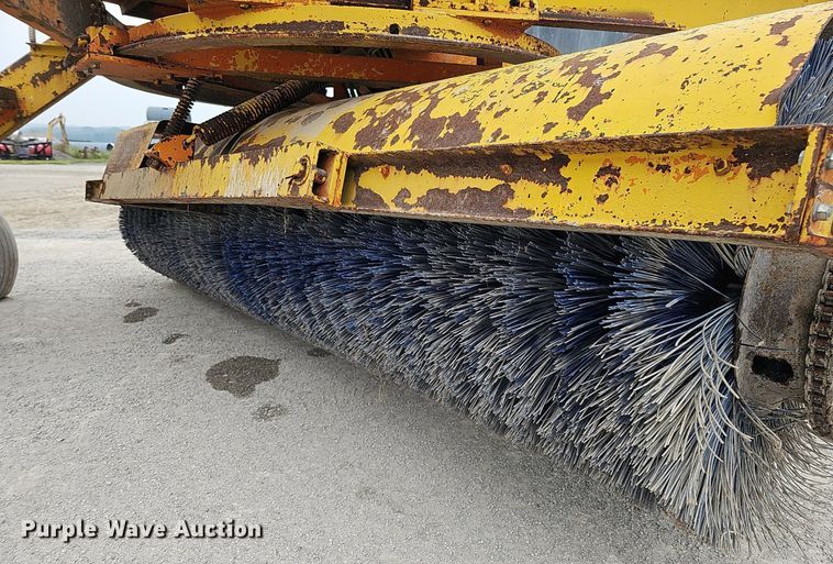 image for item DQ0302 Henke VB10  pull type sweeper