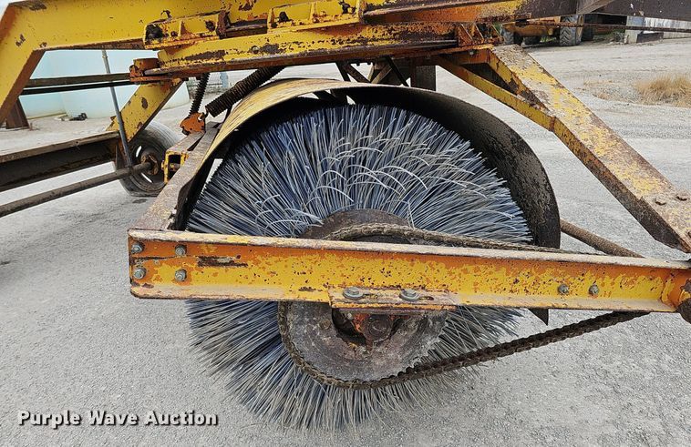 image for item DQ0302 Henke VB10  pull type sweeper