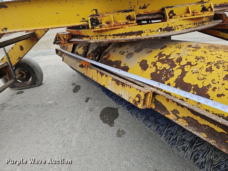 image for item DQ0302 Henke VB10  pull type sweeper