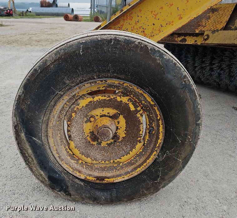 image for item DQ0302 Henke VB10  pull type sweeper