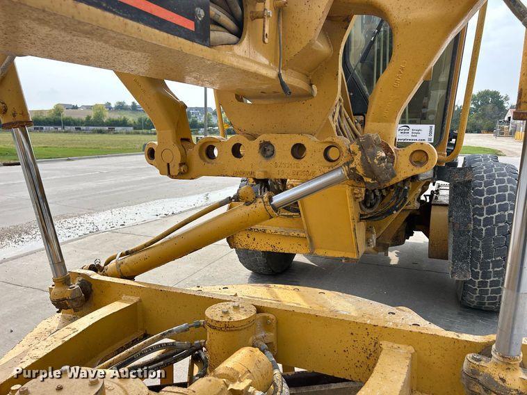 image for item DQ0940 2005 Caterpillar 140H VHP  motor grader