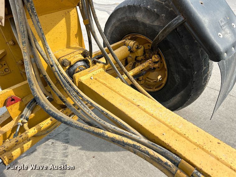 image for item DQ0940 2005 Caterpillar 140H VHP  motor grader