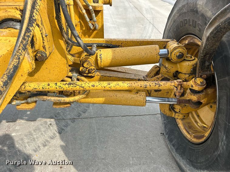 image for item DQ0940 2005 Caterpillar 140H VHP  motor grader