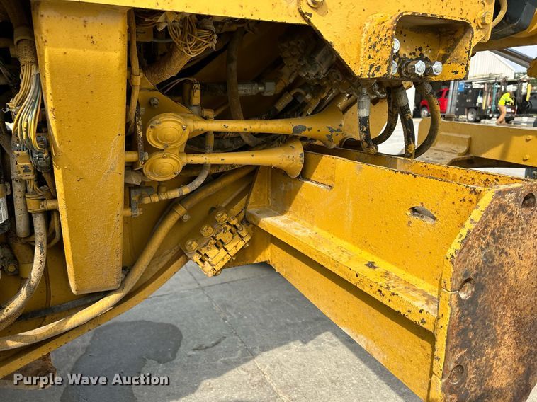 image for item DQ0940 2005 Caterpillar 140H VHP  motor grader