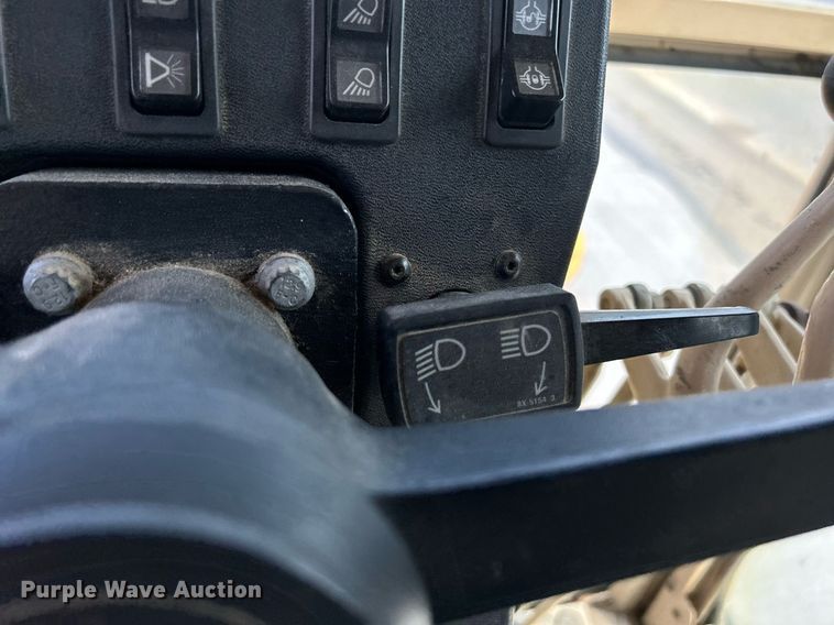 image for item DQ0940 2005 Caterpillar 140H VHP  motor grader