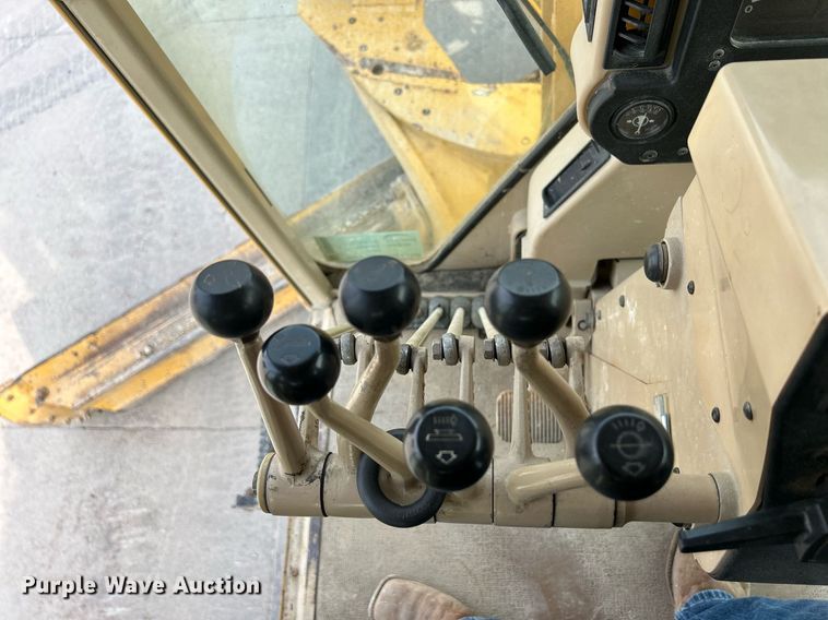 image for item DQ0940 2005 Caterpillar 140H VHP  motor grader