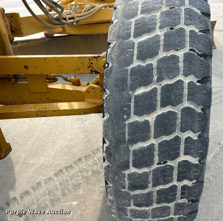 image for item DQ0940 2005 Caterpillar 140H VHP  motor grader