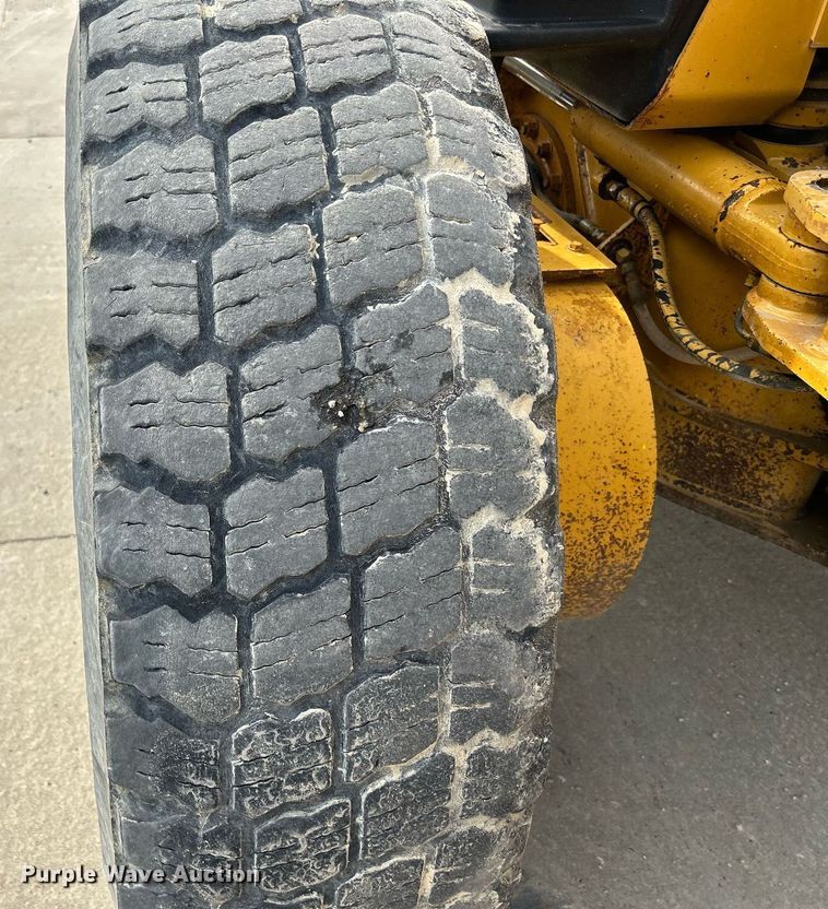 image for item DQ0940 2005 Caterpillar 140H VHP  motor grader