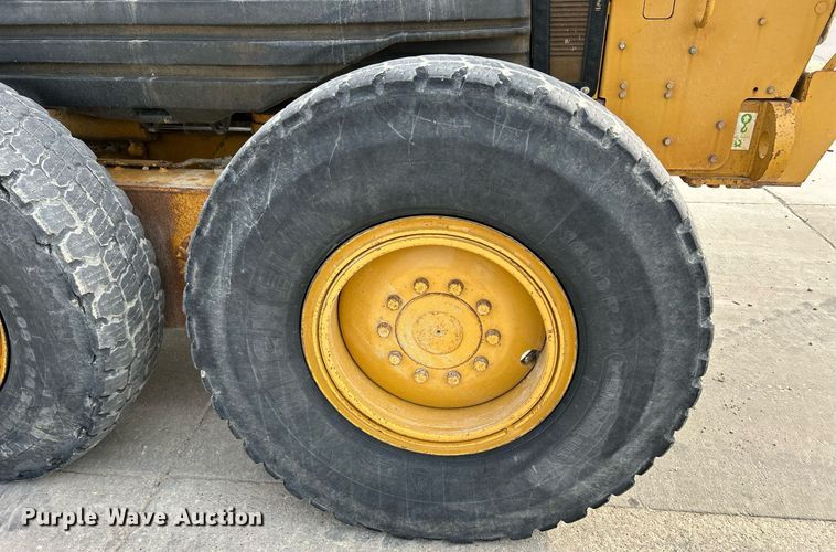 image for item DQ0940 2005 Caterpillar 140H VHP  motor grader