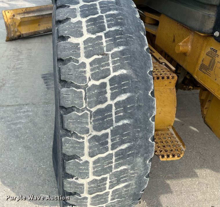 image for item DQ0940 2005 Caterpillar 140H VHP  motor grader