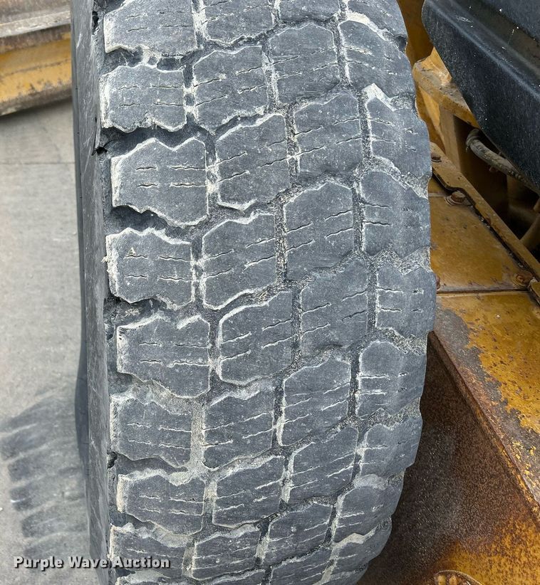 image for item DQ0940 2005 Caterpillar 140H VHP  motor grader