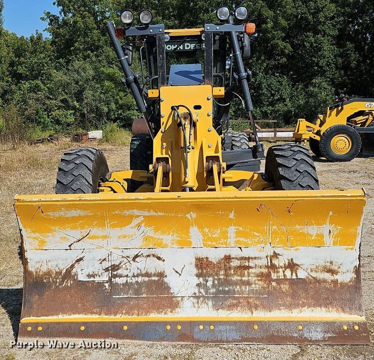 image for item DQ1114 2010 John Deere 672G  motor grader