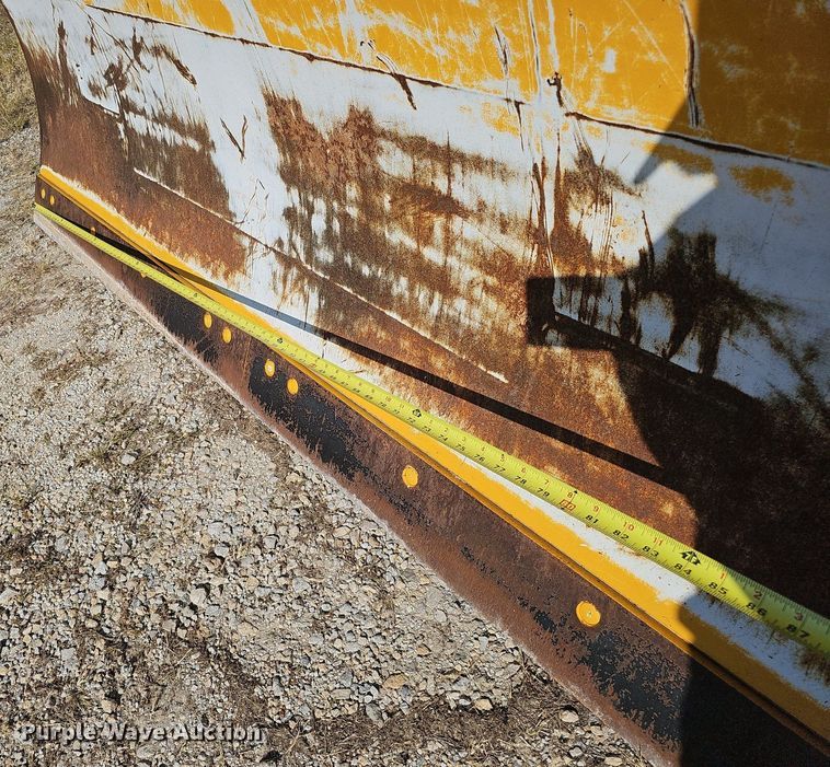 image for item DQ1114 2010 John Deere 672G  motor grader