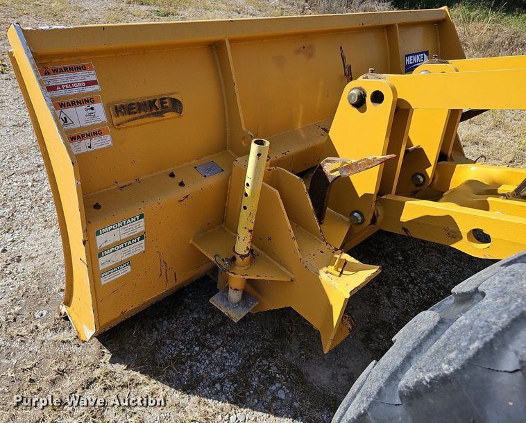 image for item DQ1114 2010 John Deere 672G  motor grader