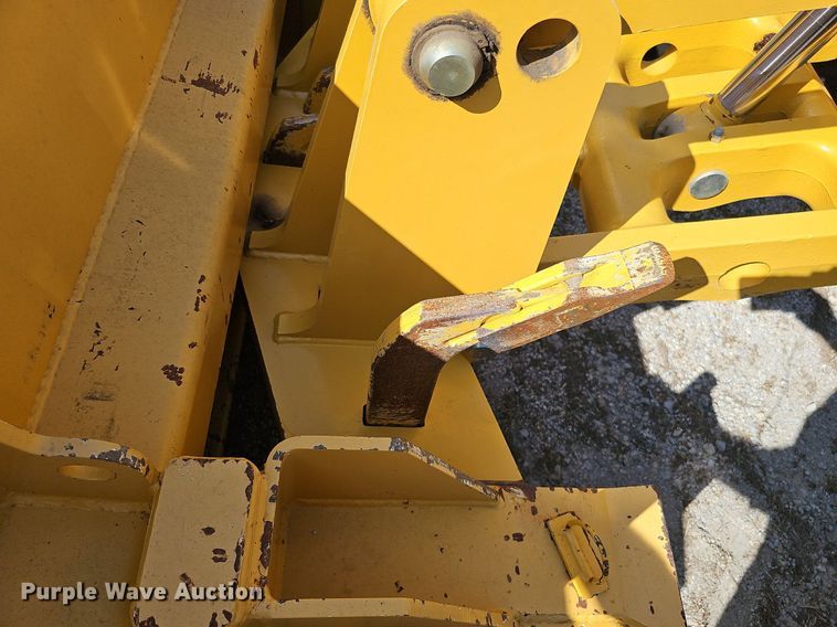 image for item DQ1114 2010 John Deere 672G  motor grader