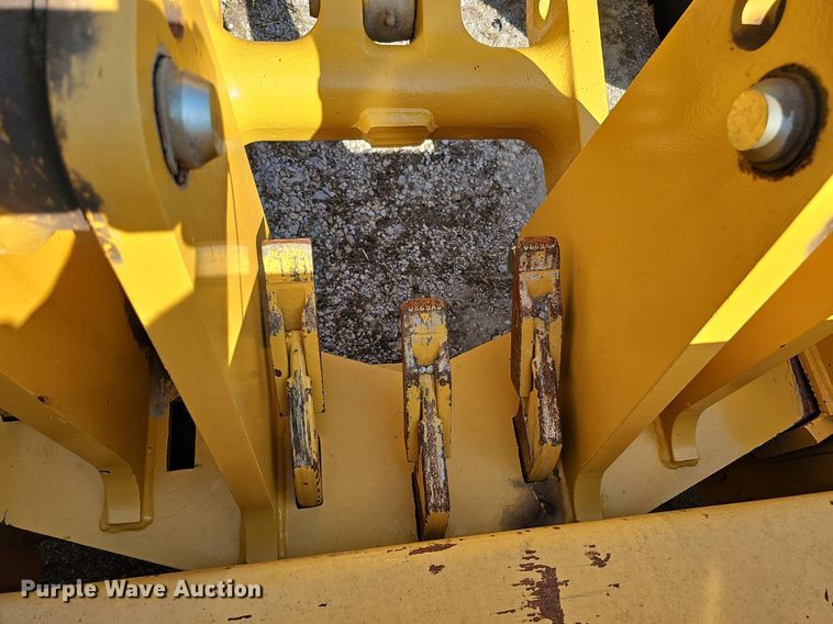 image for item DQ1114 2010 John Deere 672G  motor grader