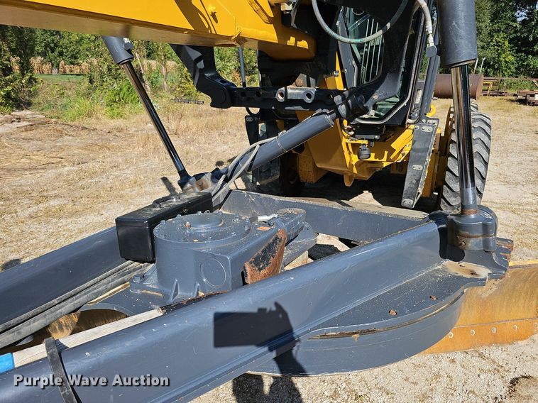 image for item DQ1114 2010 John Deere 672G  motor grader