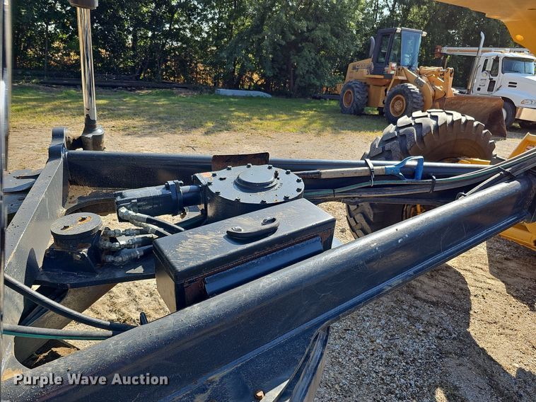 image for item DQ1114 2010 John Deere 672G  motor grader