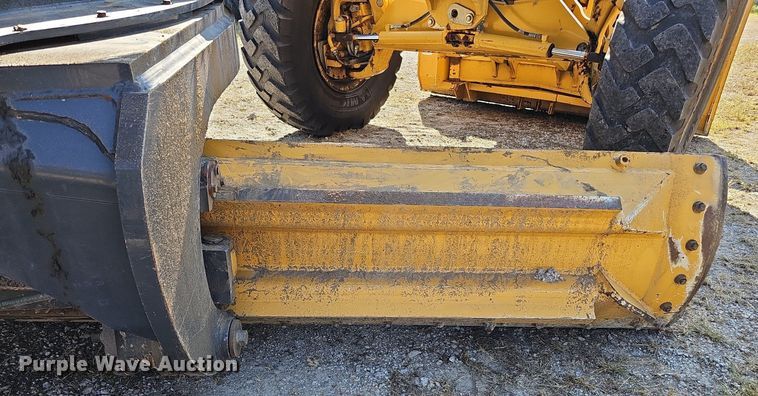 image for item DQ1114 2010 John Deere 672G  motor grader