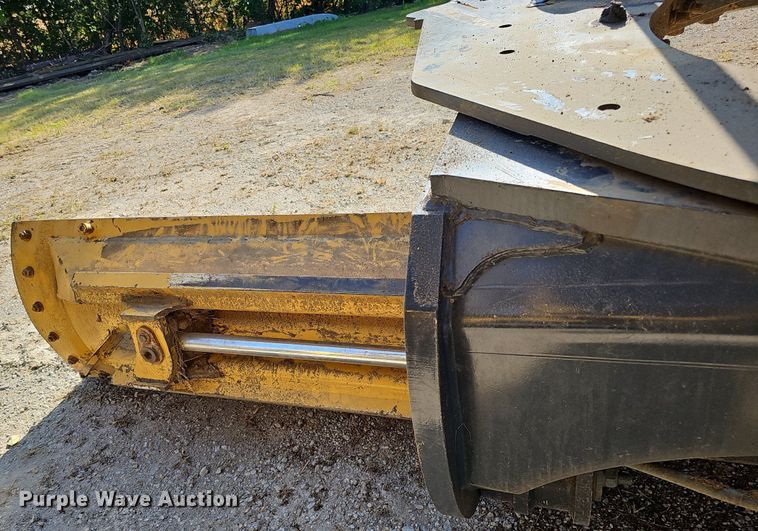 image for item DQ1114 2010 John Deere 672G  motor grader