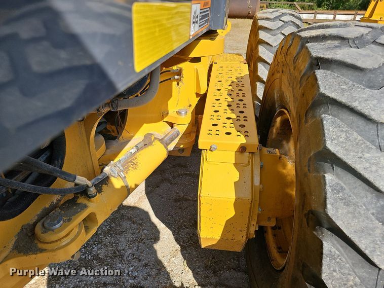 image for item DQ1114 2010 John Deere 672G  motor grader