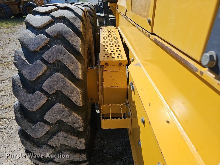 image for item DQ1114 2010 John Deere 672G  motor grader