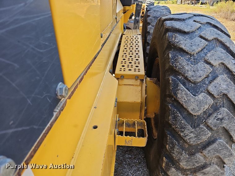 image for item DQ1114 2010 John Deere 672G  motor grader