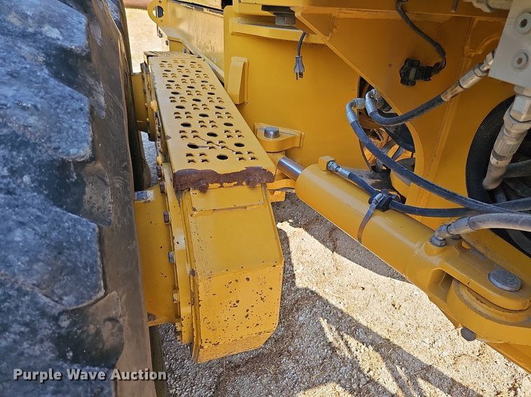 image for item DQ1114 2010 John Deere 672G  motor grader