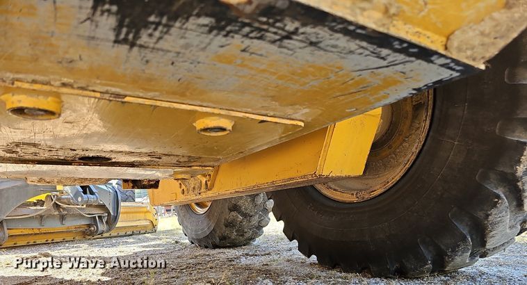 image for item DQ1114 2010 John Deere 672G  motor grader