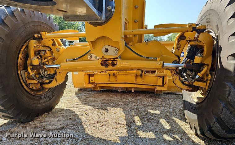 image for item DQ1114 2010 John Deere 672G  motor grader