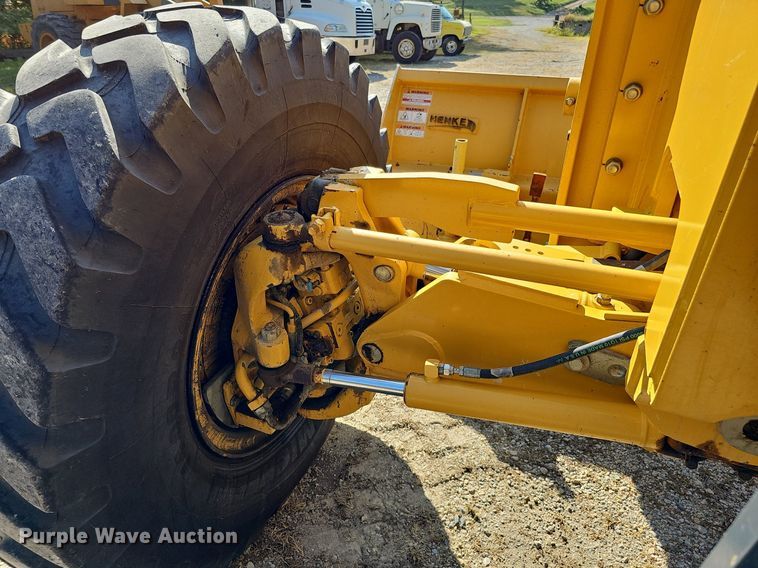 image for item DQ1114 2010 John Deere 672G  motor grader