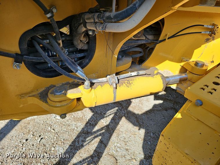 image for item DQ1114 2010 John Deere 672G  motor grader