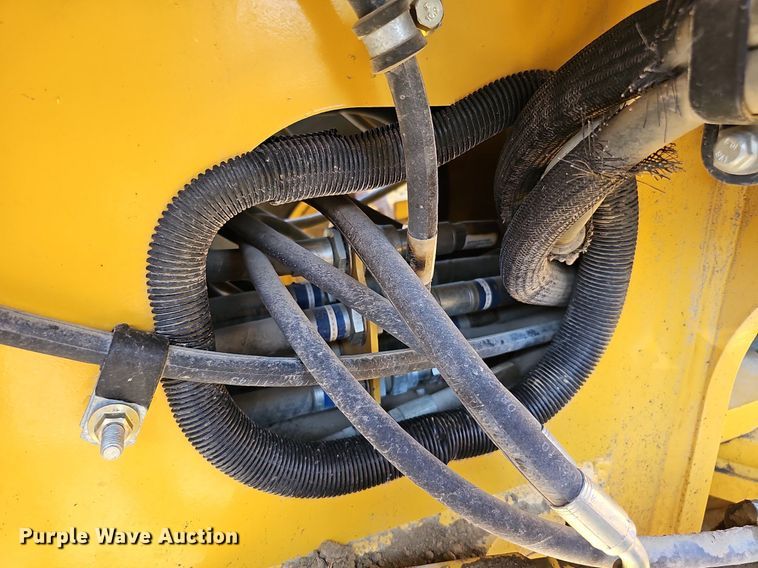 image for item DQ1114 2010 John Deere 672G  motor grader