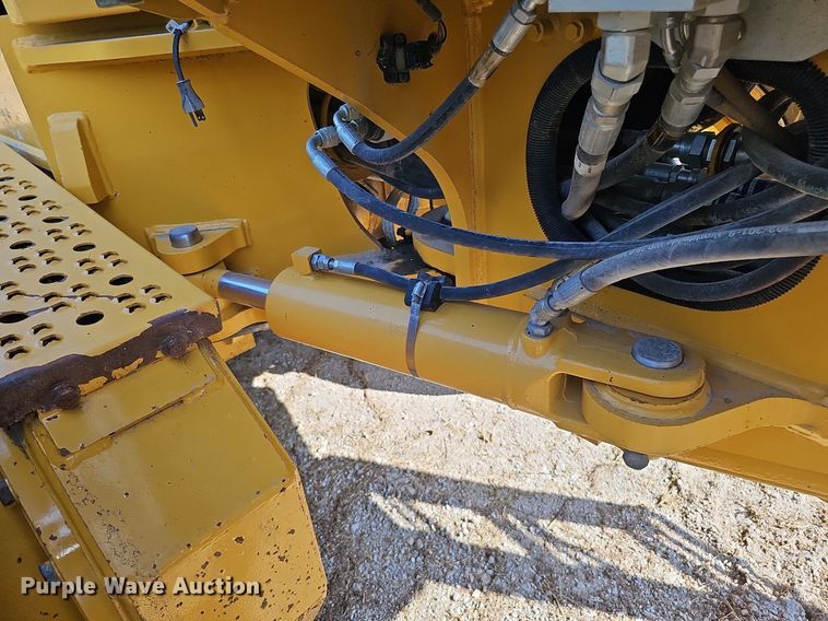 image for item DQ1114 2010 John Deere 672G  motor grader