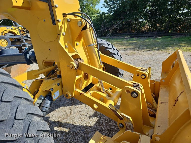 image for item DQ1114 2010 John Deere 672G  motor grader