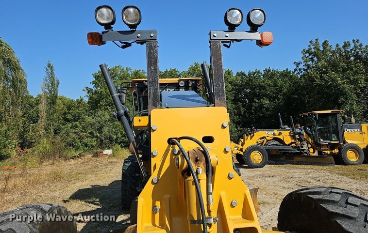 image for item DQ1114 2010 John Deere 672G  motor grader