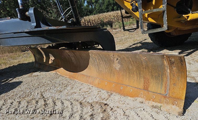 image for item DQ1114 2010 John Deere 672G  motor grader