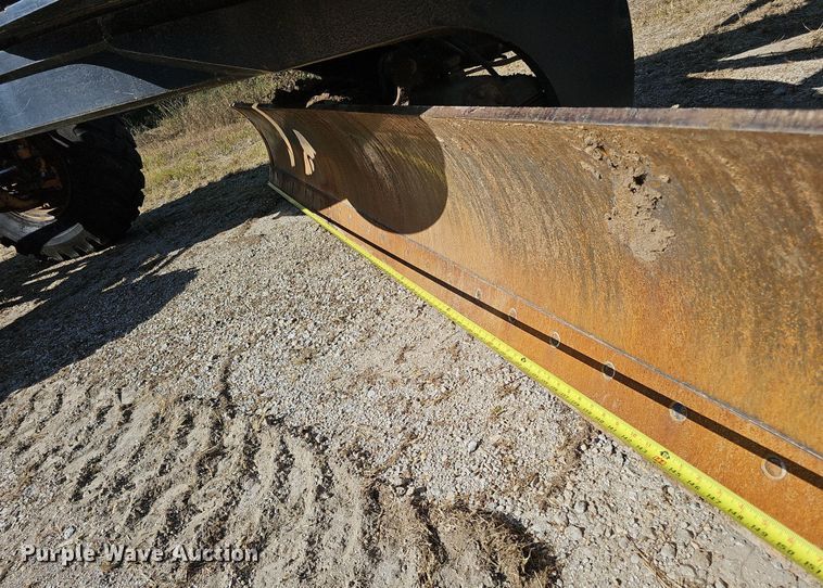 image for item DQ1114 2010 John Deere 672G  motor grader