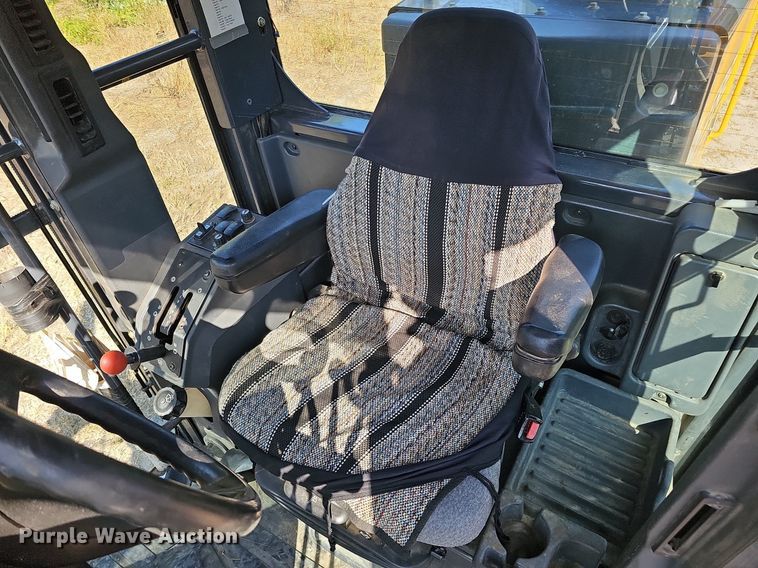 image for item DQ1114 2010 John Deere 672G  motor grader