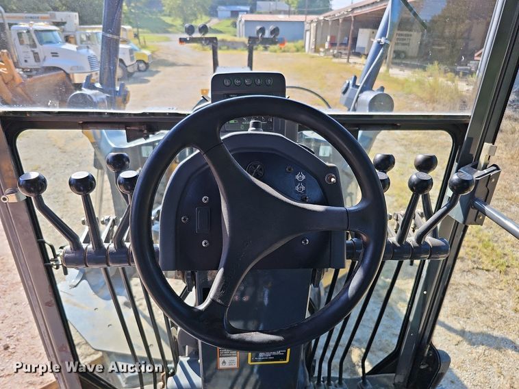 image for item DQ1114 2010 John Deere 672G  motor grader