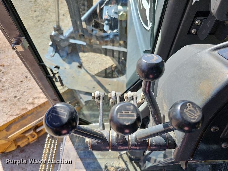 image for item DQ1114 2010 John Deere 672G  motor grader