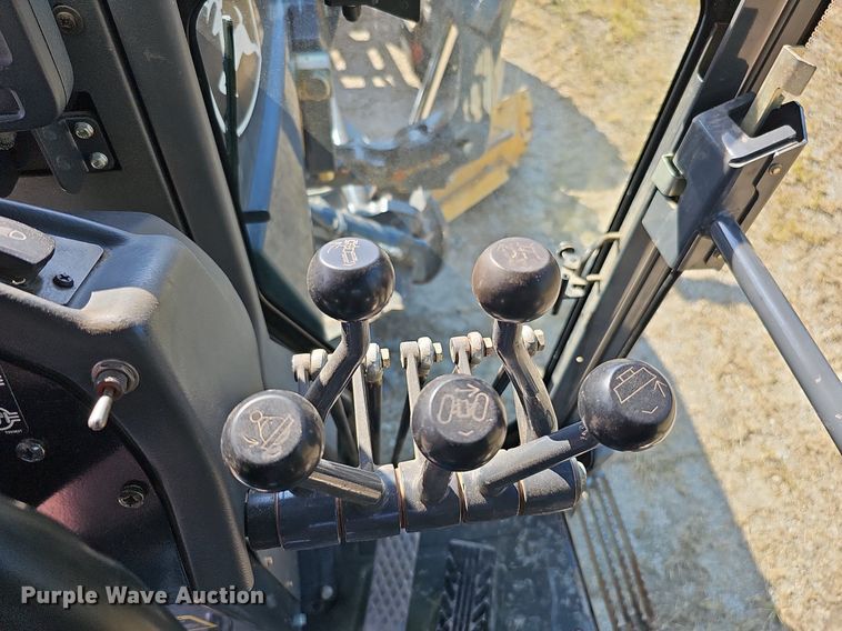 image for item DQ1114 2010 John Deere 672G  motor grader