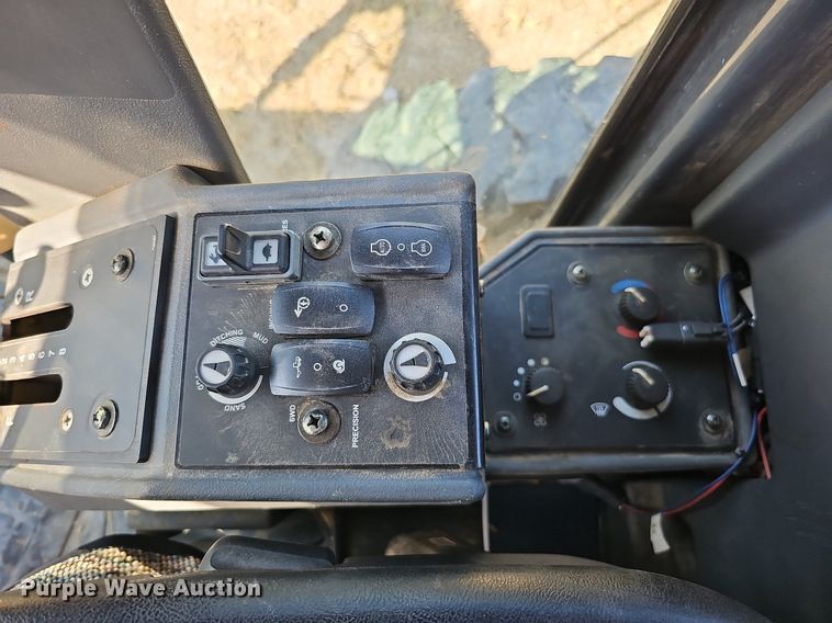 image for item DQ1114 2010 John Deere 672G  motor grader