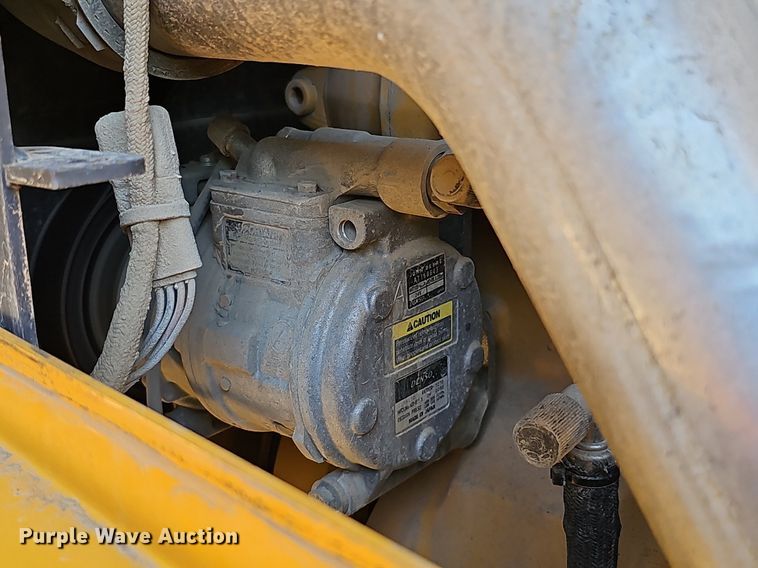 image for item DQ1114 2010 John Deere 672G  motor grader