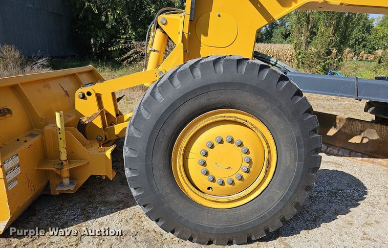 image for item DQ1114 2010 John Deere 672G  motor grader