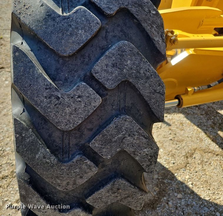 image for item DQ1114 2010 John Deere 672G  motor grader