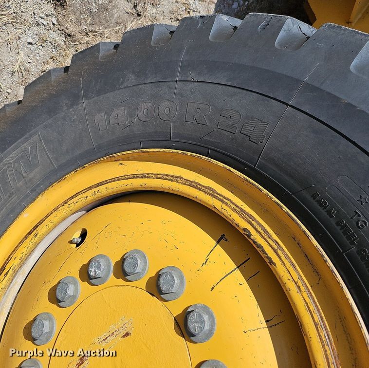 image for item DQ1114 2010 John Deere 672G  motor grader