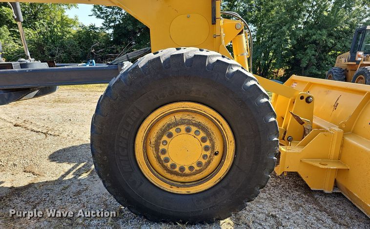 image for item DQ1114 2010 John Deere 672G  motor grader